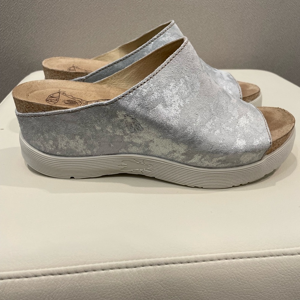Fly London Leather Wigg Sandal Silver Slide Shoe size 38 Women’s.